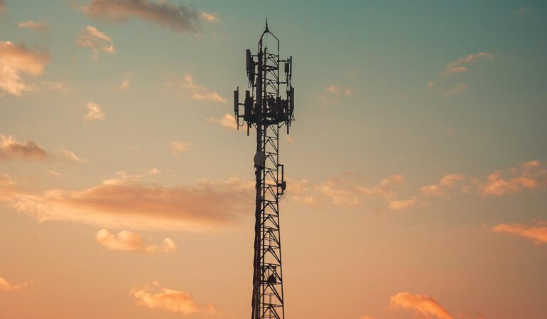 Strokovnjaki pozivajo: »Ustavite globalno uvajanje omrežij 5G, dokler varnost ni potrjena«